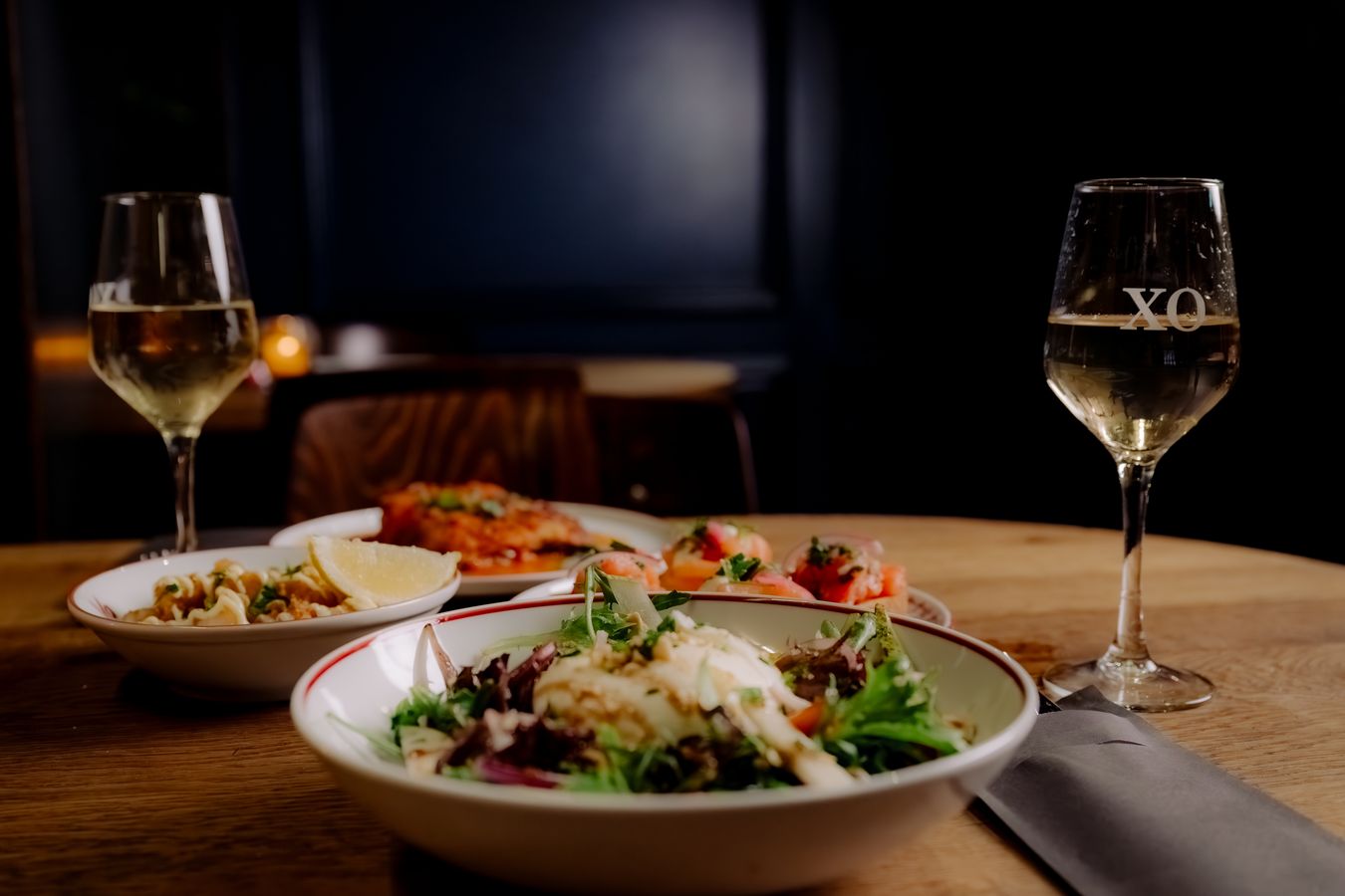 Wijn en een gerecht op tafel